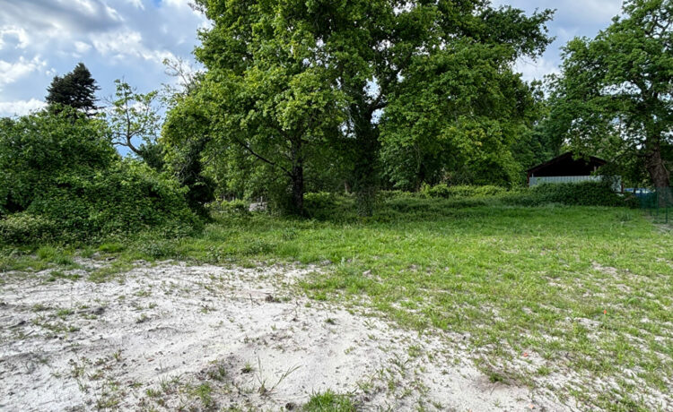 Terrain constructible de 1111 m² à Commensacq 2